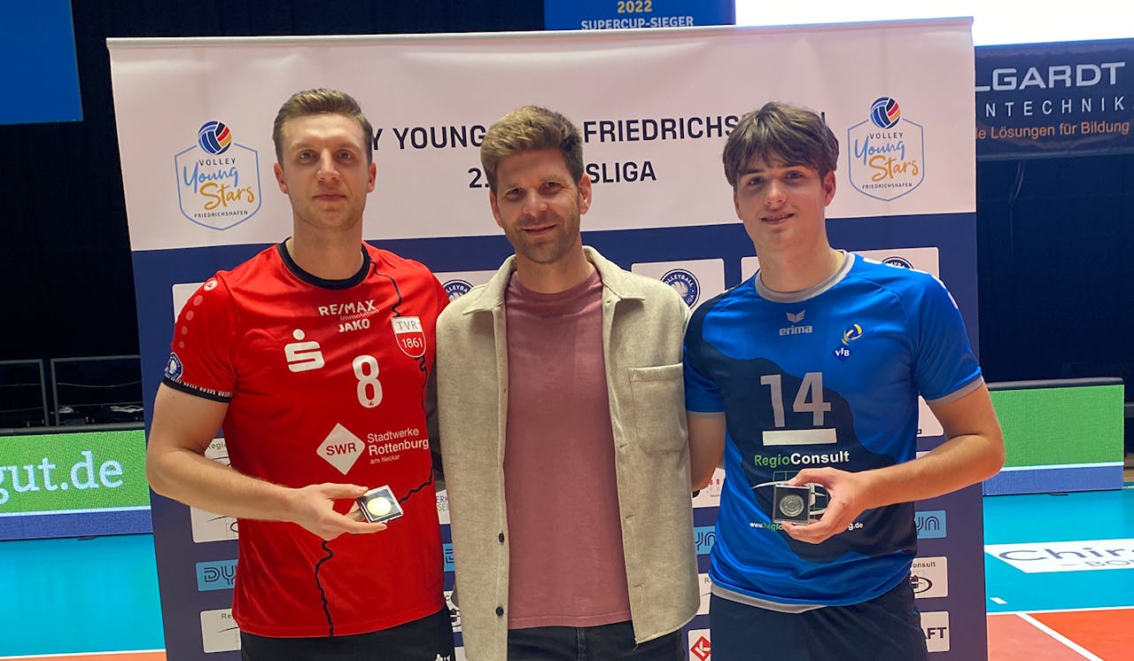 Die MVPs Niklas Lichtenauer (links) und Daniel Habermaas mit Ex-Nationalspieler Sebastian Schwarz. <br>Foto:  Gunthild Schulte-Hoppe