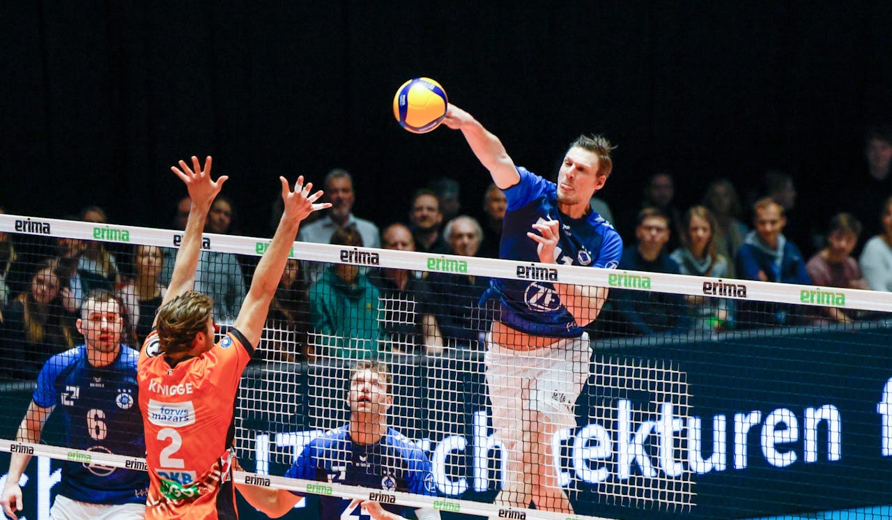 Marcus Böhme überwindet den Block von Matthew Knigge <br>Foto:  Alexander Hoth